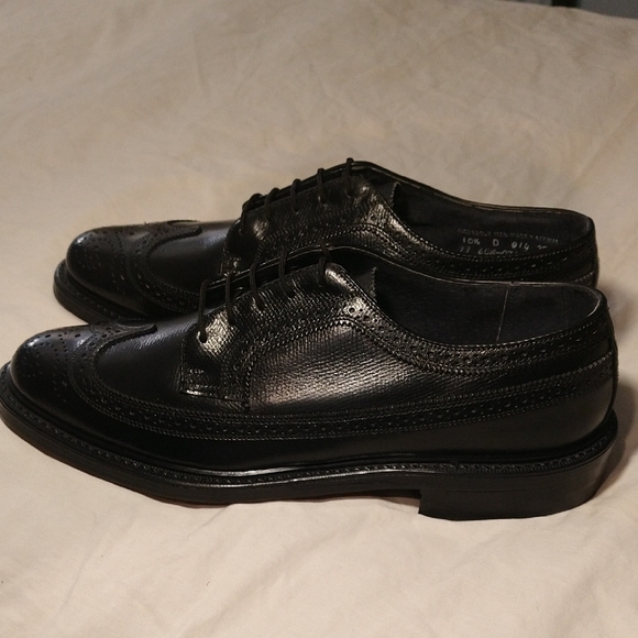 Stafford Black Leather Oxford Shoes with Wingtip Design main image 7